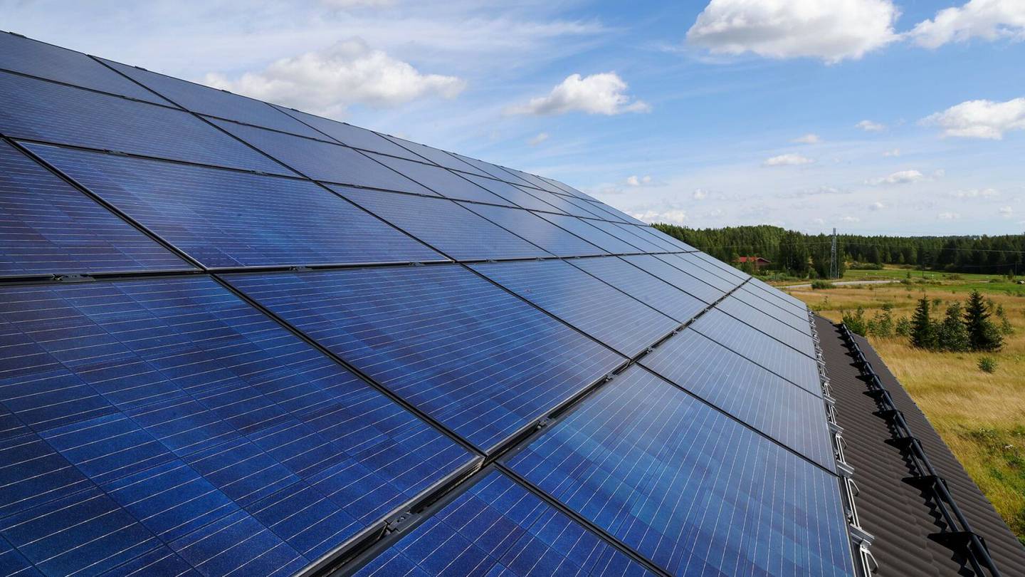 Energia | Moni ahnehtii nyt itselleen aurinko­paneeleita tuottojen toivossa – Sähköyhtiöt varoittavat liian suurista laitteistoista