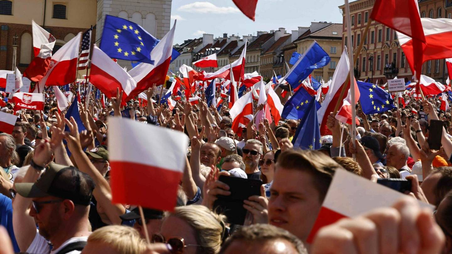 Puola | EU arvostelee Puolan lakimuutosta, jota pidetään oppositioon kohdistuvana