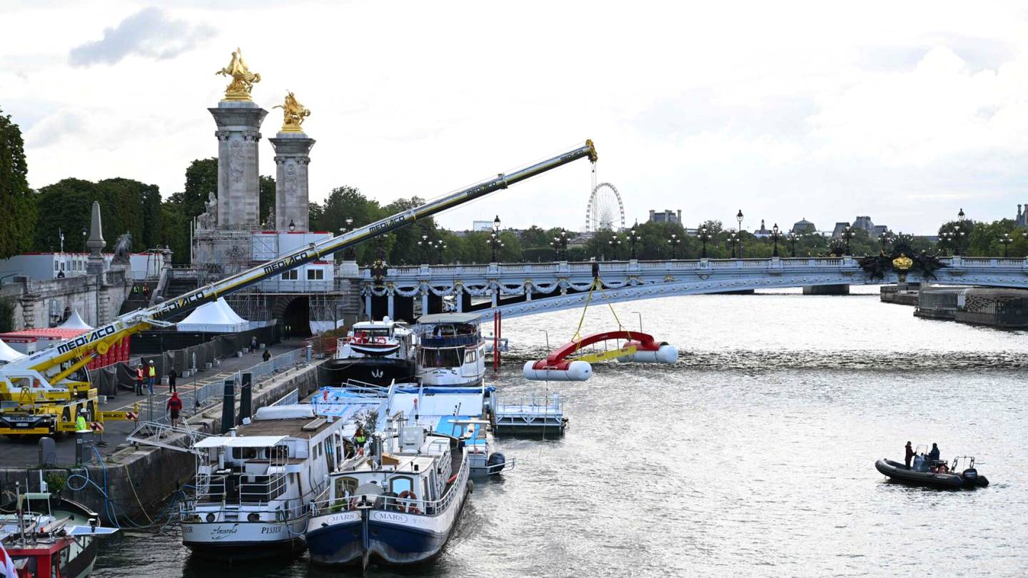 Ranska | Olympiauintien testi­kilpailu peruttiin Seine-joella – vesi oli liian saastunutta