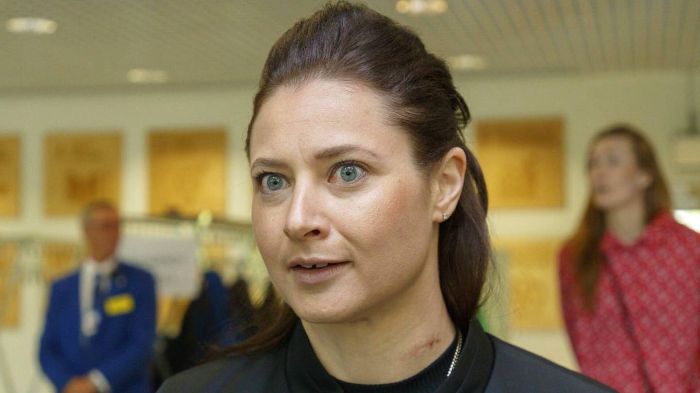 Jääkiekko | Kaulaan jäi arpi muistoksi Jenni Hiiri­kosken kauhun hetkistä