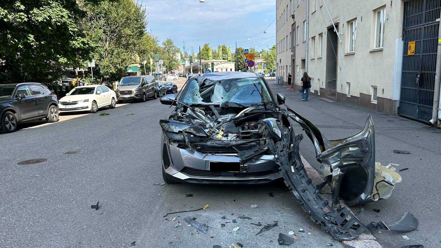 Onnettomuudet | Laakson sairaalan työmaalla räjähti – kaksi ihmistä loukkaantui, lohkare tuhosi kaksi autoa