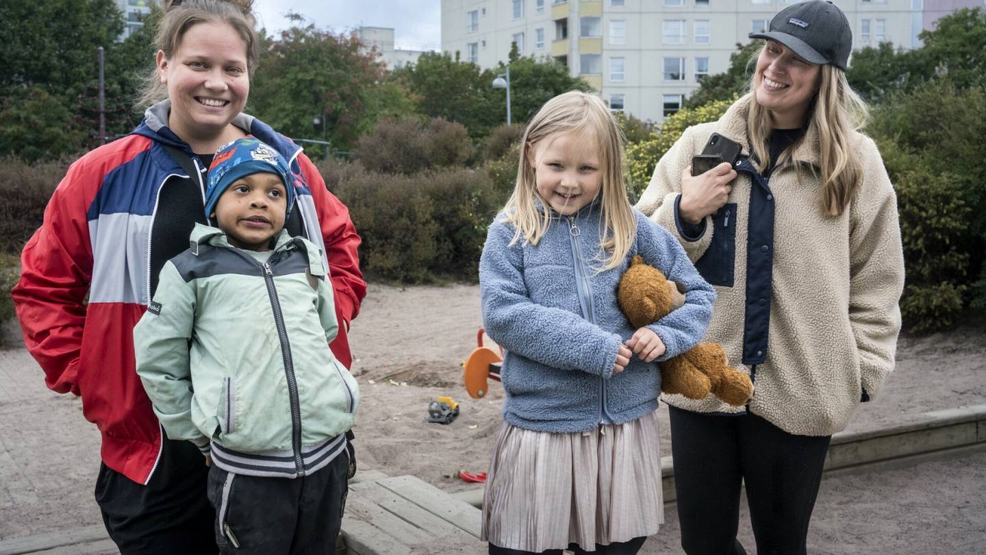 Päivähoito | Vaippa­ikäinen lapsi unohdettiin vessaan itkemään päivä­kodissa – Näin Helsingin päivä­hoidon kriisi näkyy perheissä