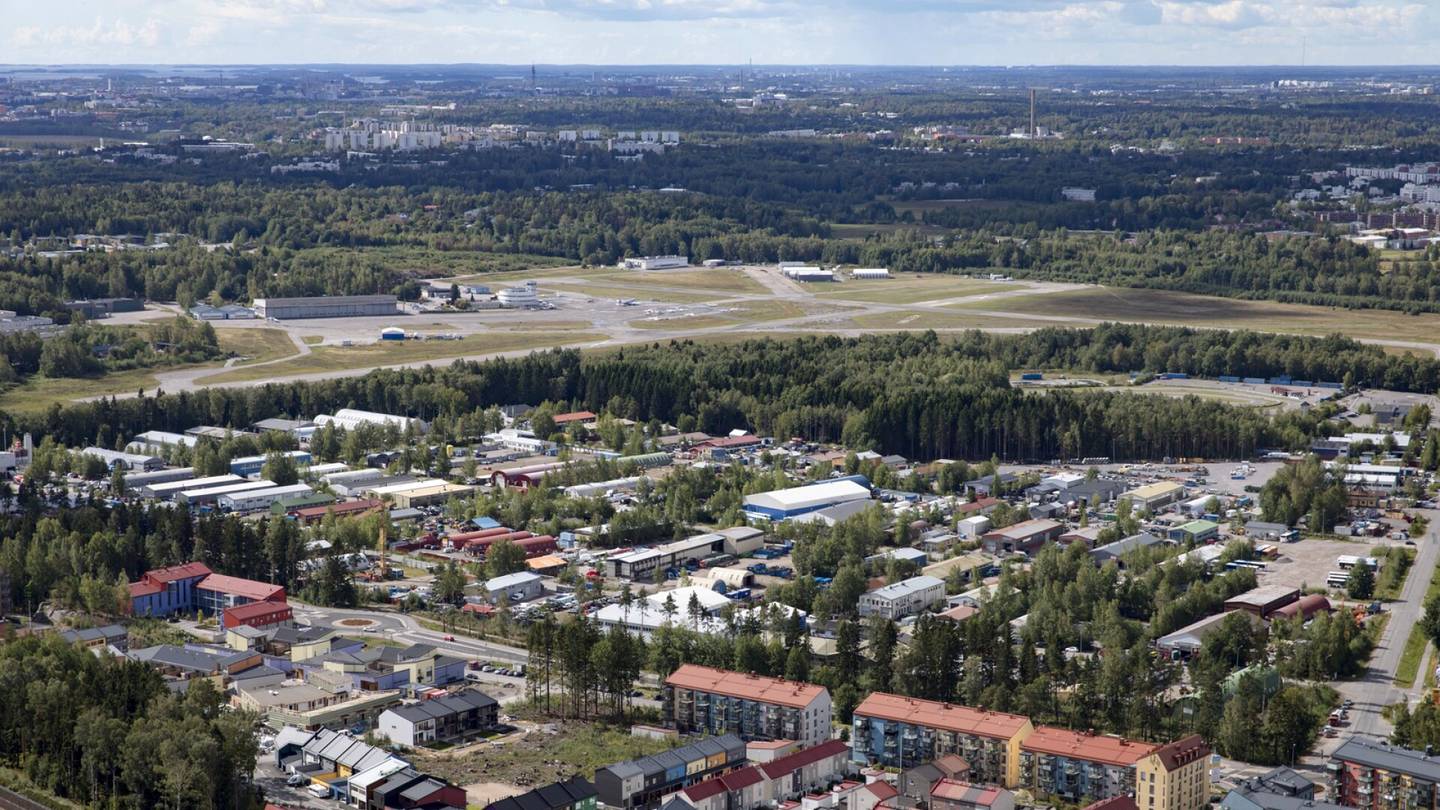 Ympäristö | Helsinki uhkaa jättisakolla yrittäjää, jonka piha on ollut vuosia täynnä romua