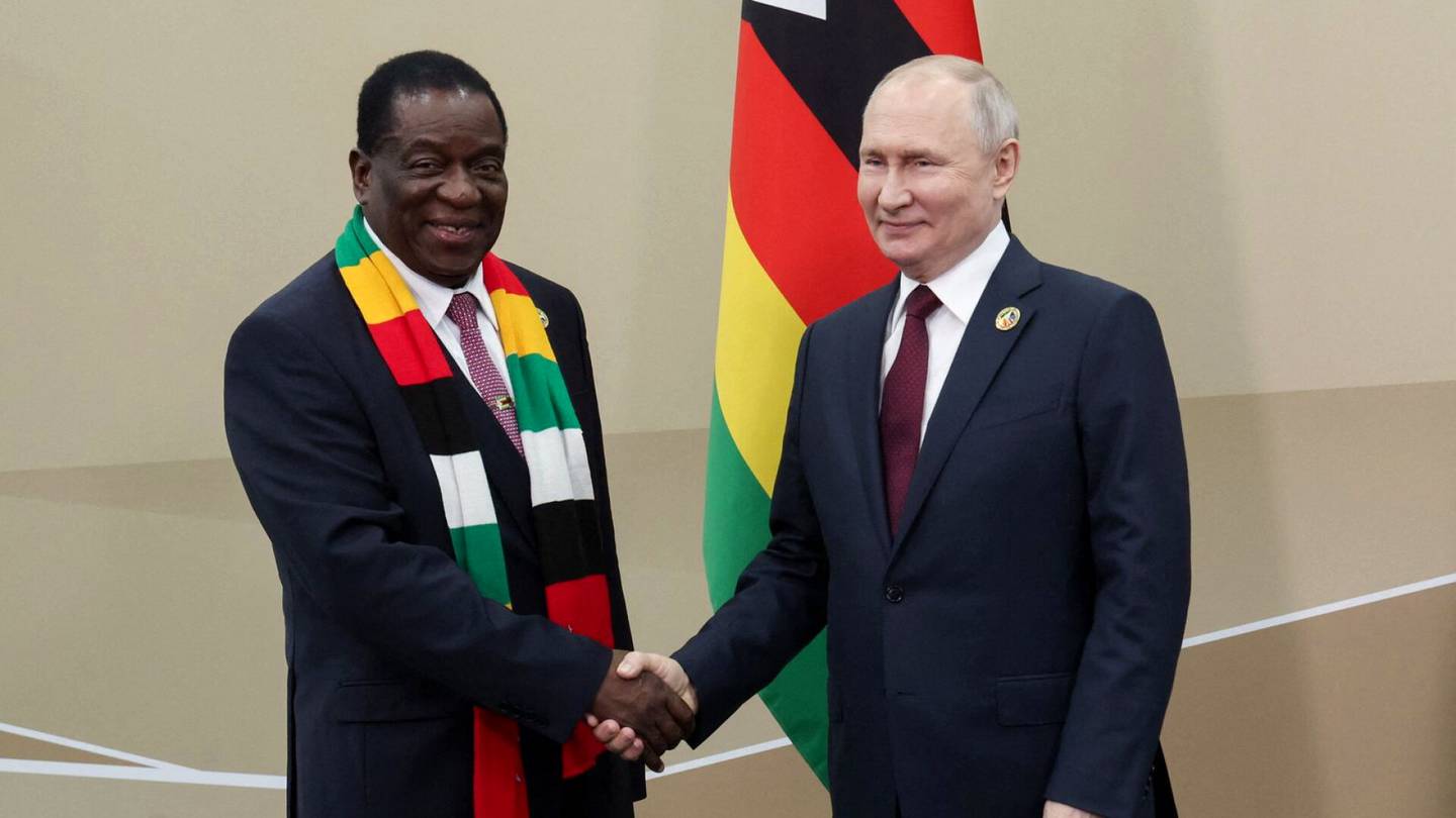 Venäjä–Afrikka-kokous | Putin lahjoitti Zimbabwen presidentille heli­kopterin