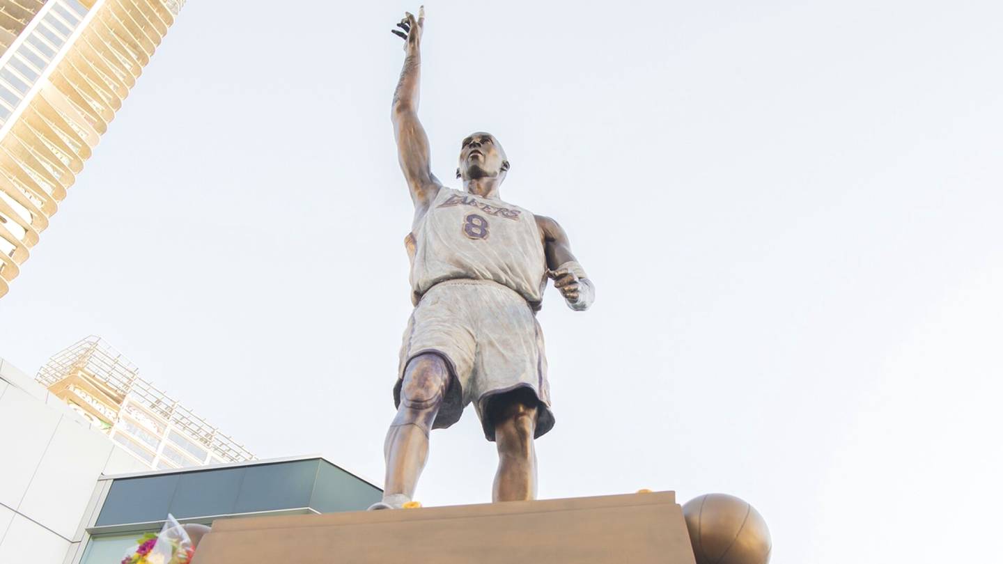 Koripallo | Traagisesti kuolleen Kobe Bryantin patsaasta löytyi noloja mokia