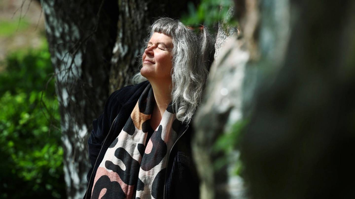 60-vuotias | Tunnettuja muusikkoja ikuistanut konserttikuvaaja Maarit Kytöharju väijyy ratkaisevaa hetkeä kuin luontokuvaaja