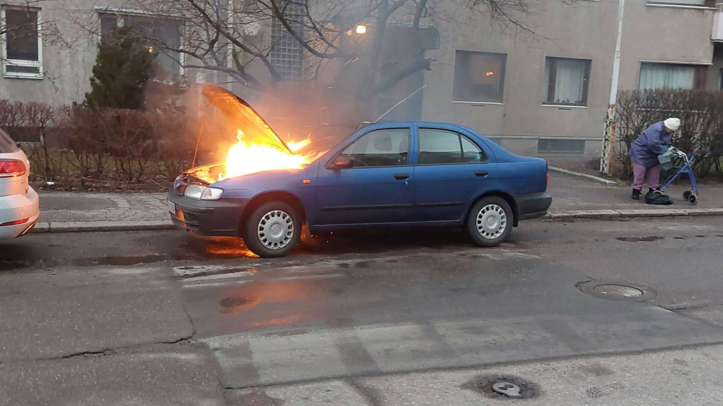 Tulipalot | ”Katsoin, että kohta pamahtaa bensa­tankki” – Meilahdessa roihusi aamulla auto ilmi­liekeissä