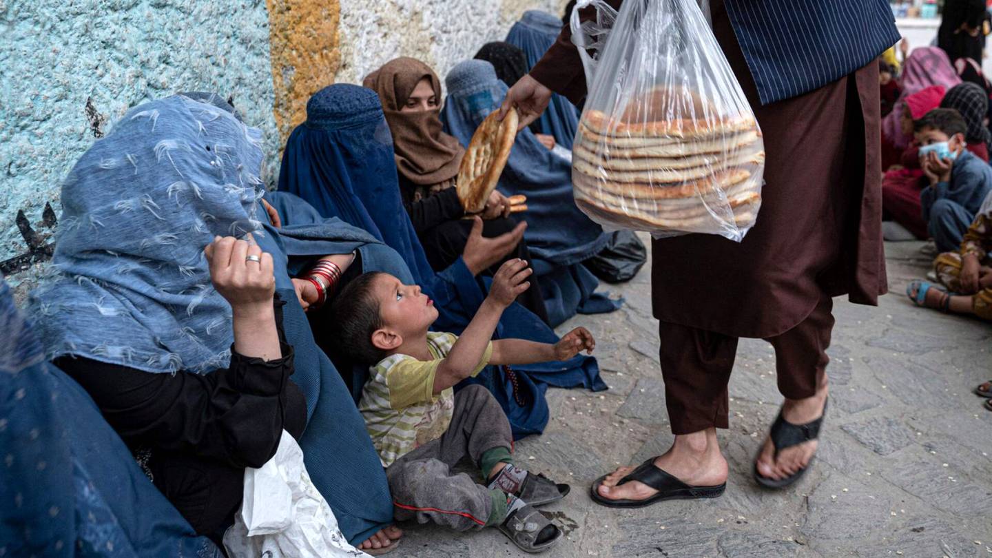 Afganistan | YK harkitsee vetäytymistä, ellei Taleban pyörrä päätöstään naisten työn­teosta