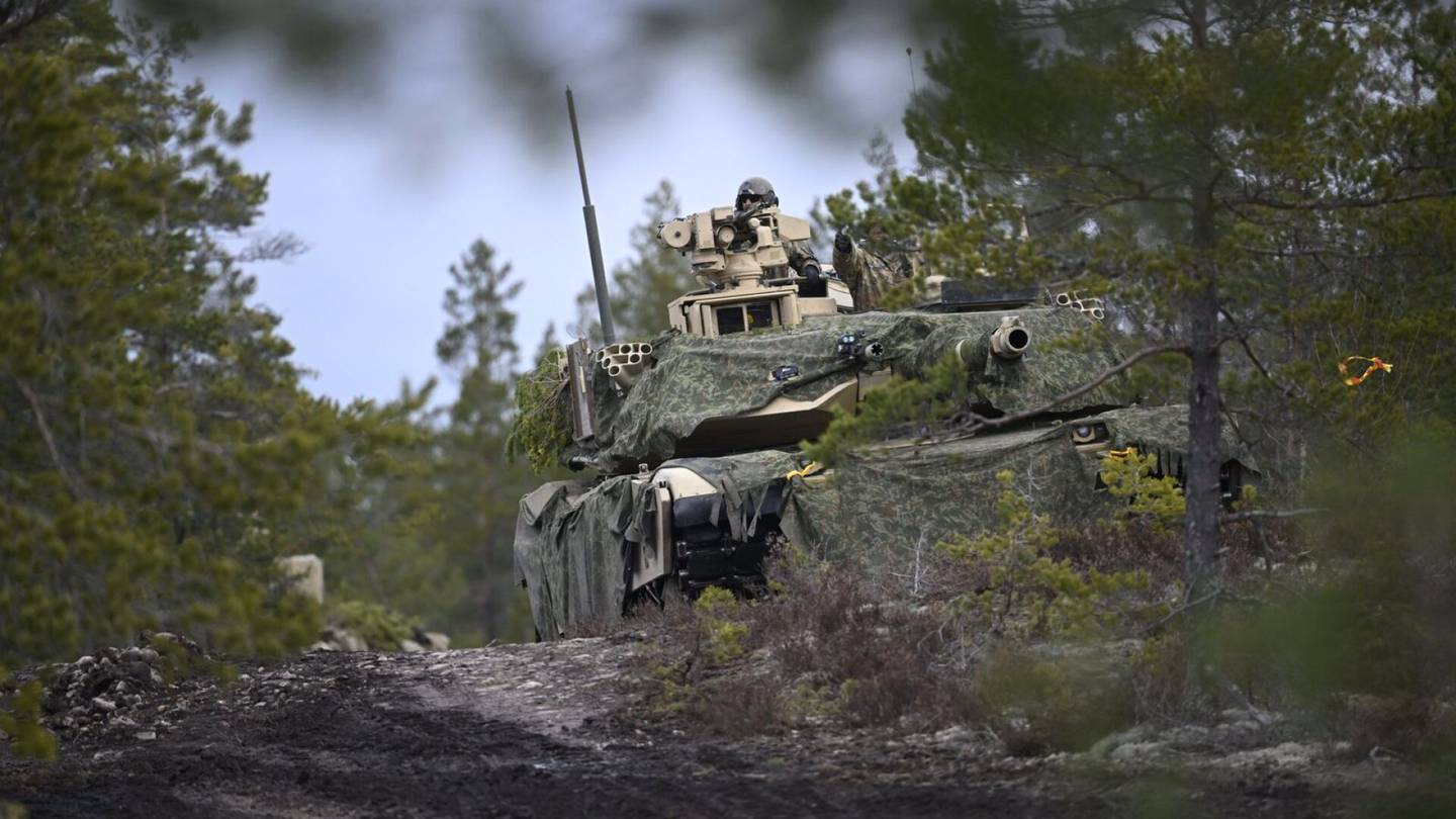 Sotaharjoitukset | Yhdysvaltain Abrams-taistelu­panssari­vaunut harjoittelevat Niinisalossa