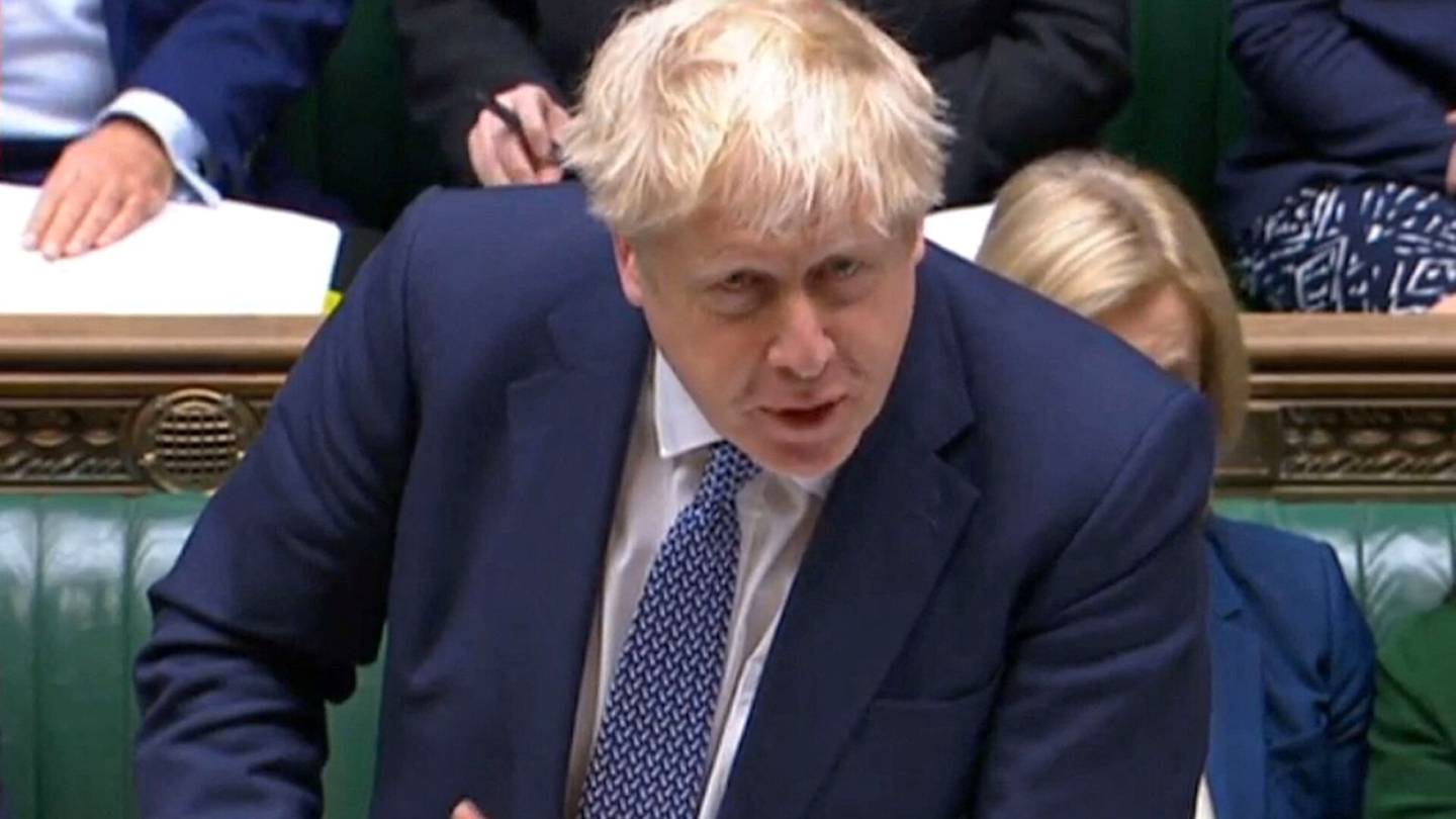 Britannia | Boris Johnson joutui koville koronajuhlista: ”Haluan pyytää anteeksi”