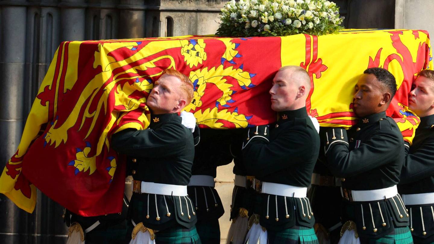 Britannia | Elisabet II:n arkku siirretään tänään Edinburghista Lontooseen – HS näyttää suoraa lähetystä arkun matkasta