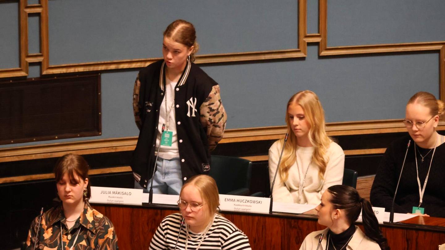 Nuorten ääni | Julia Mäkisalo, 16, ei päästänyt valtakunnan ykköspäättäjiä helpolla: hän kysyi valtionvelasta