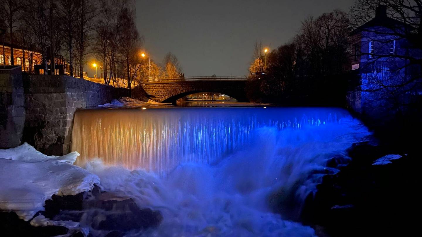 HS Helsinki | Vanhankaupungin­kosken pato valaistiin Ukrainan väreihin – Video näyttää, miten vesimassat syöksyvät sinikeltaisina yön pimeydessä