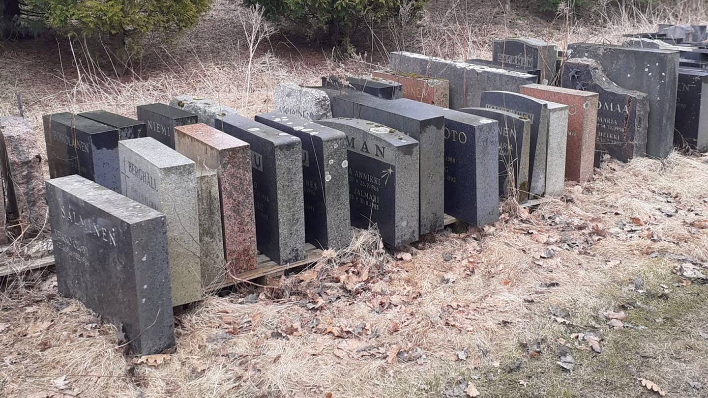 HS Vantaa | Nainen löysi vantaalaiselta hautausmaalta kasan hylättyjä hautakiviä ja järkyttyi: ”Siinä rivissä olivat kylmästi kaikki elämät”