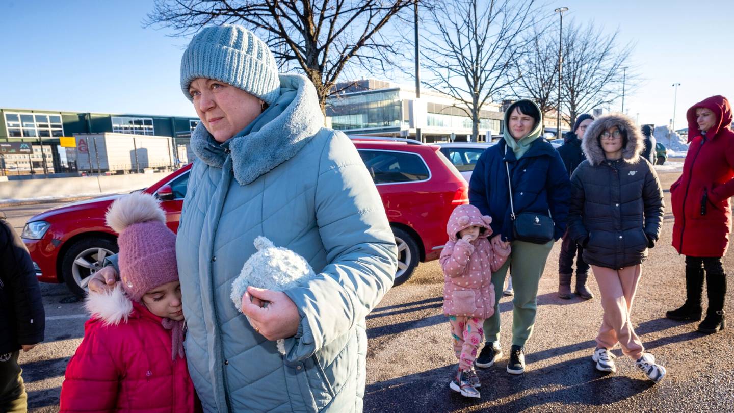 Ukrainan sota | Kymmenkunta Ukrainan sotaa pakenevaa naista ja lasta saapui Helsinkiin torstaina Tallinnan-lautalla: ”Kiitämme, että otatte meidät vastaan”