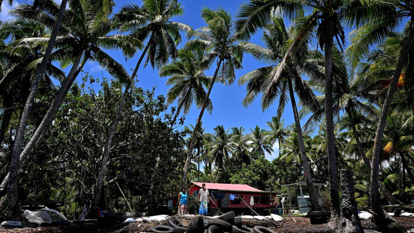 Ilmastokriisi | Meri on nielaissut jo hautaus­maan – Fidžillä sadat yhteisöt elävät siirto­uhan alla
