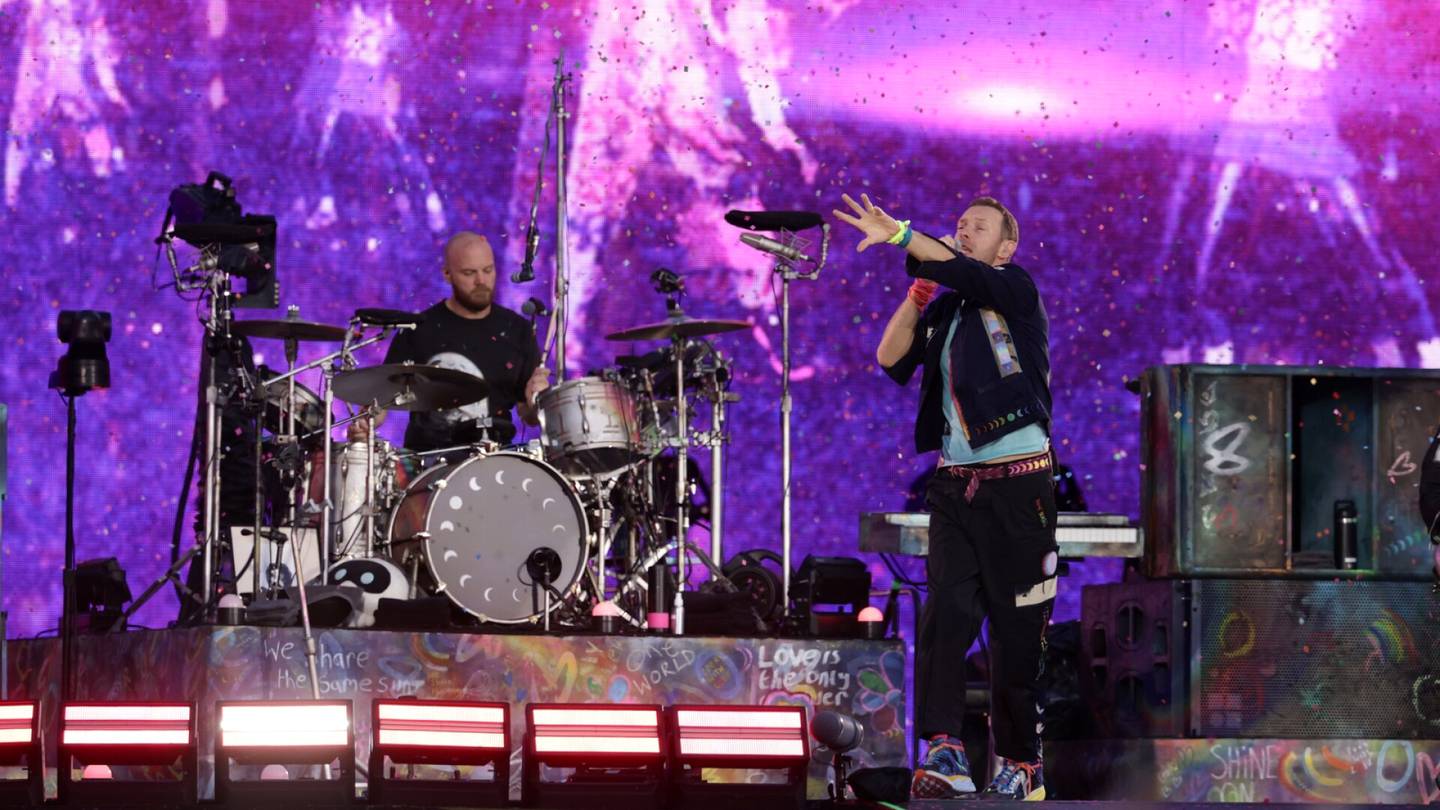 Coldplay | Coldplayn keikka alkoi konfetti­sateella – Chris Martin selitti, miksi bändiltä kesti 27 vuotta tulla Suomeen