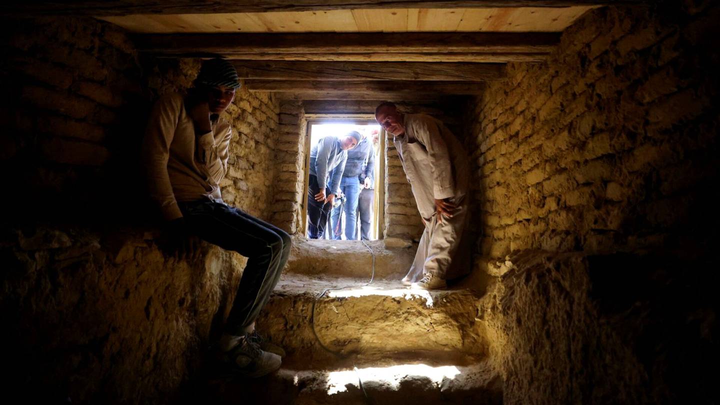 Egypti | Tuhansia vuosia vanhoista haudoista löytyi kullattu muumio ja faaraon ”salaisuuksien vartija”