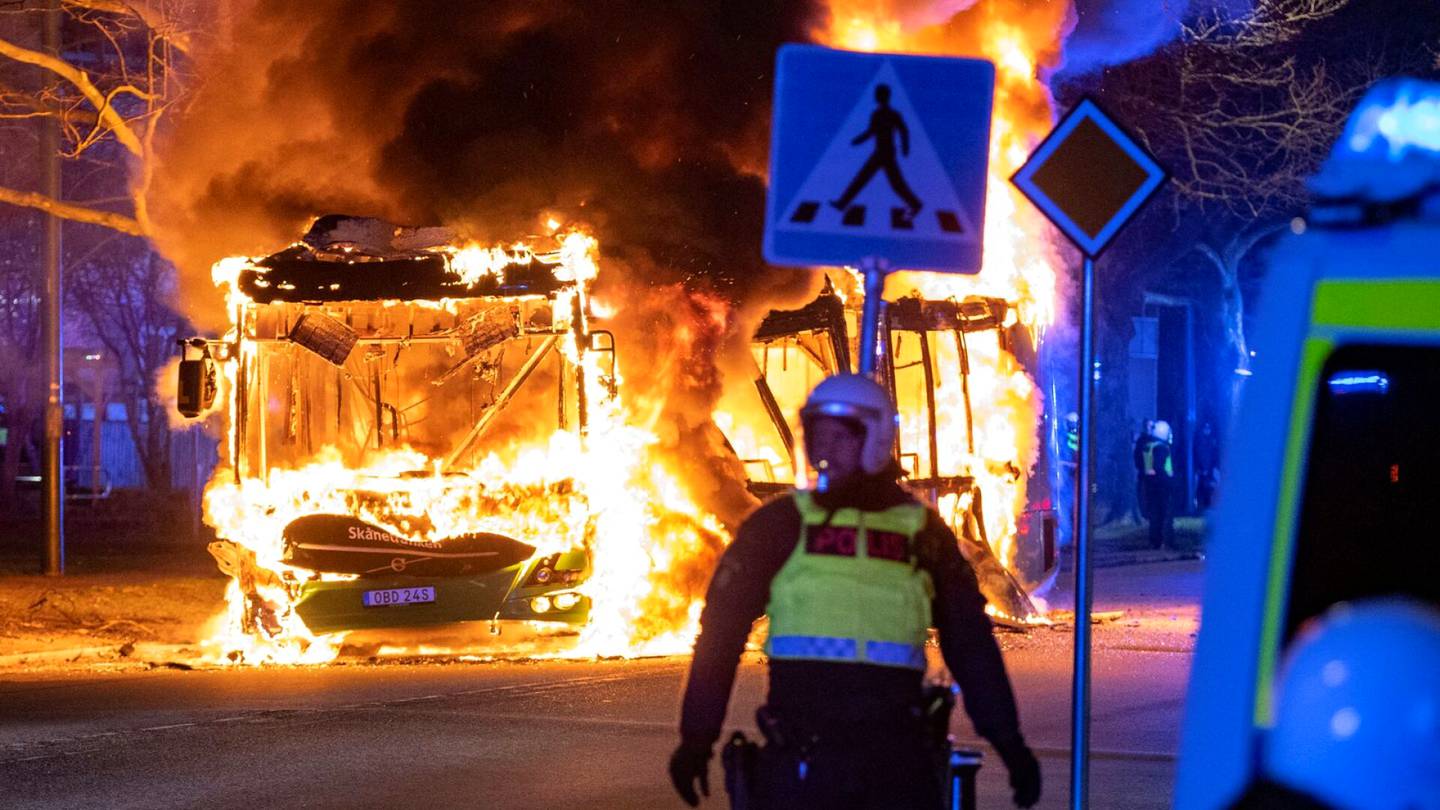 Ruotsi | Mellakointi jatkui Malmössä ihmisten vastustaessa ääri­oikeistolaisen poliitikon tapahtumaa: Poliiseja heitettiin poltto­pulloilla, bussi tulessa