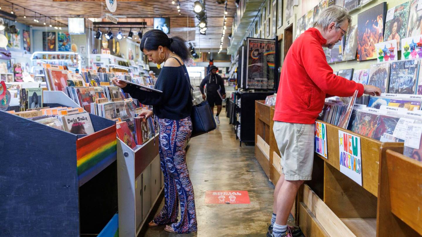 Musiikki | Yhdysvalloissa ostettiin viime vuonna ensimmäistä kertaa vuosikymmeniin enemmän vinyyli- kuin CD-levyjä