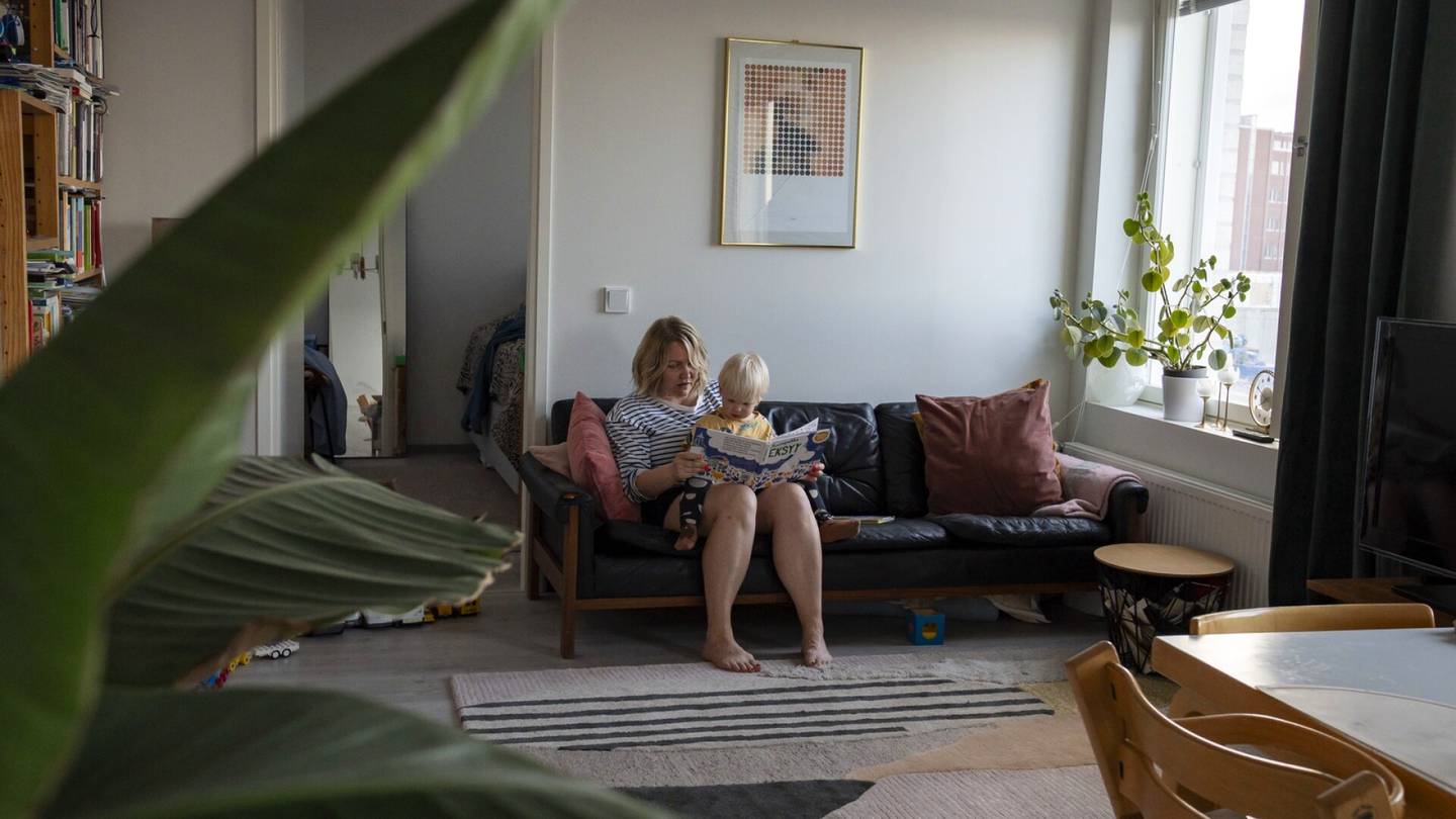 Heka | Yksin­huoltaja Tiina Hietanen pöyristyi: Vuokra saattaa nousta yli sadalla eurolla kuukaudessa