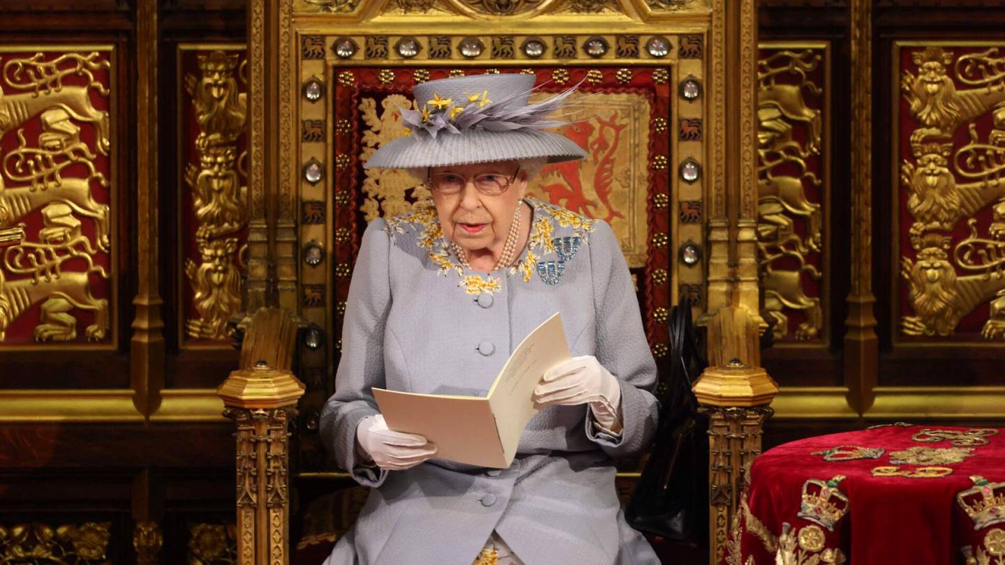 Britannia | Kuningatar Elisabet ei osallistu parlamentin avajais­seremoniaan, taustalla terveys­syyt