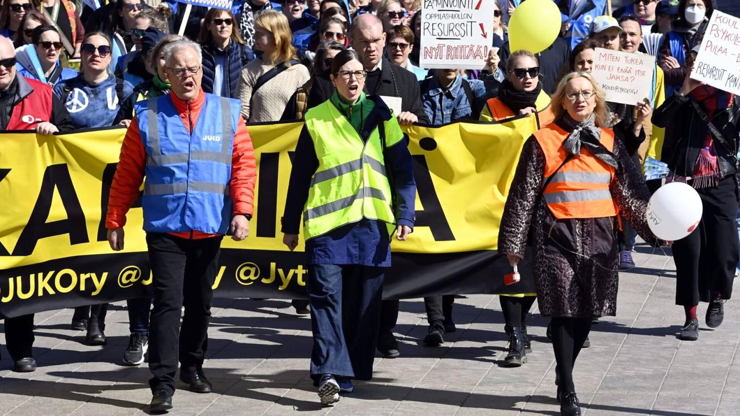 Lakot | Tuhansia ihmisiä osallistui kunta-alan mielen­osoitukseen Helsingin keskustassa