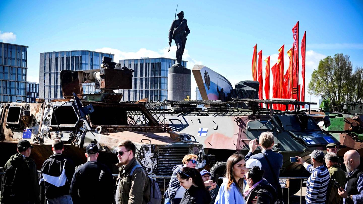 Venäjän hyökkäys | Moskovassa esiteltiin sota­saaliina suomalais­valmisteista Pasi-panssari­ajoneuvoa