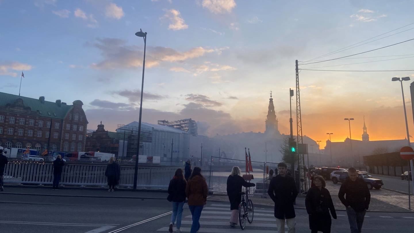Kööpenhamina | Palokunta poistui paikalta viikko palon syttymisen jälkeen – historiallisen pörssi­talon tuhon selvittely käynnissä
