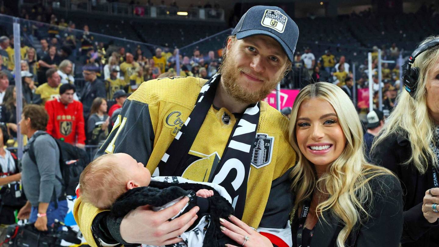 Jääkiekko | Stanley Cup -juhlissa nähtiin erikoinen tempaus – NHL-tähden vauva laitettiin isoon pokaaliin