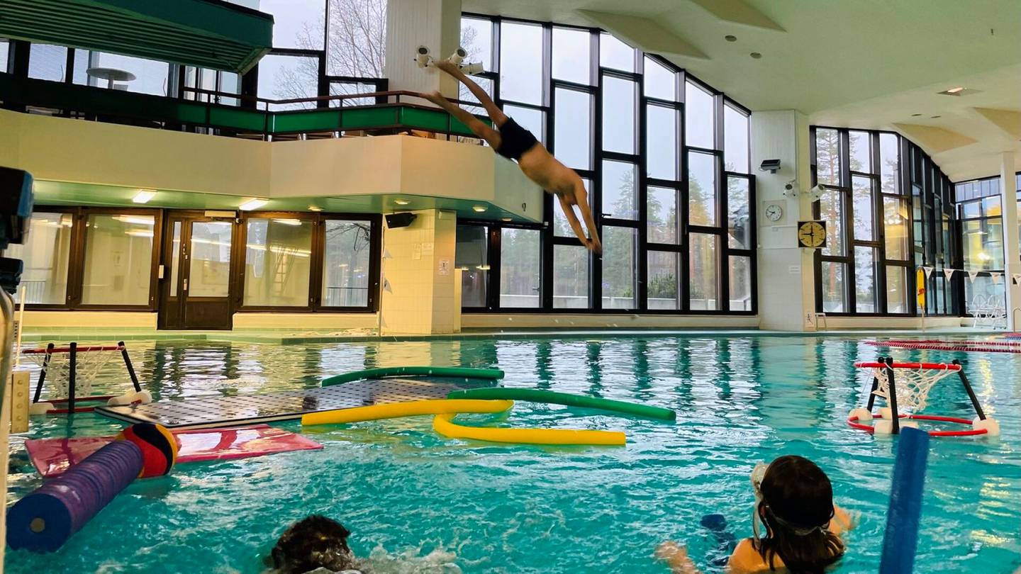 HS Hyvinkää | Sveitsin uimahallissa järjestetään ”vesidisko”