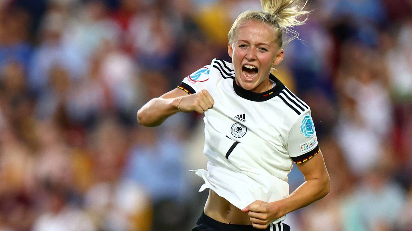 Jalkapallon EM-kisat | Saksan maali­tykki Lea Schüller eristetty joukkueestaan korona­tartunnan takia