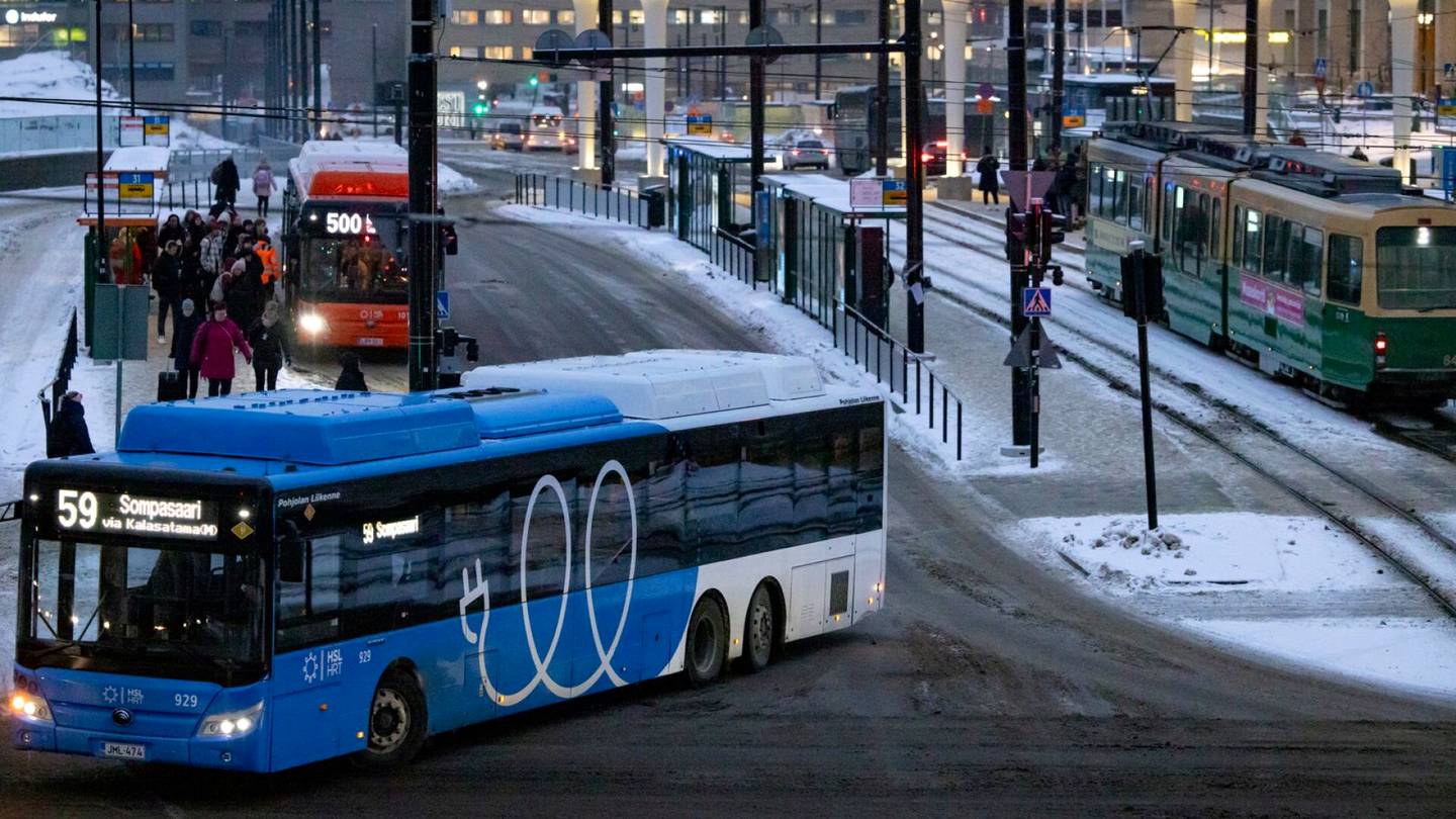 Pakkanen | Helsingin seudulla peruttiin iltapäivällä yli 150 bussi­vuoroa pakkasen takia