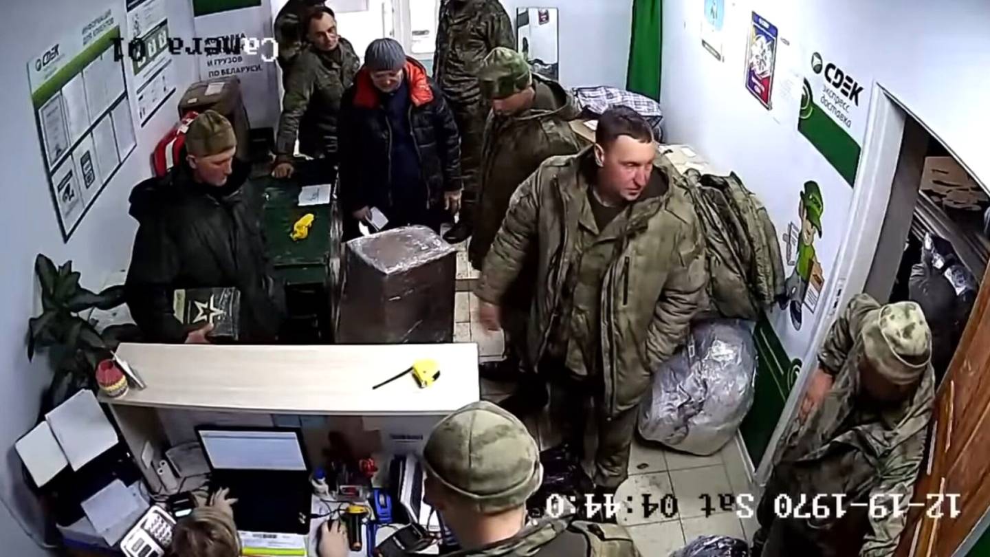 Venäjän hyökkäys | Valko­venäläis­lähde: Venäläis­sotilaat lähettävät ryöstö­saalista kotiin
