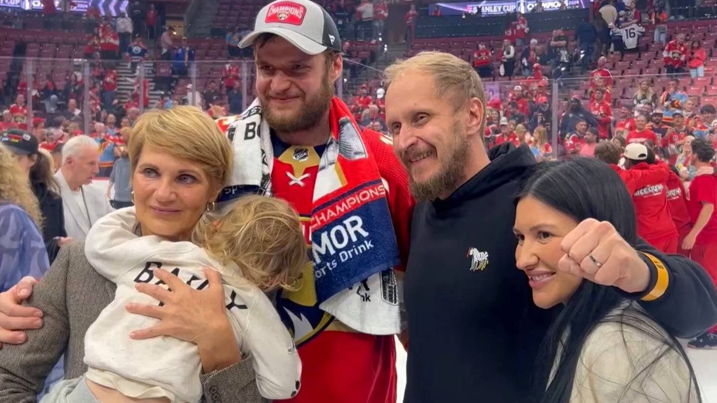 Jääkiekko | Aleksander Barkov juhli perheensä kanssa jäällä – äiti kertoi, miten isyys on kasvattanut NHL-tähteä