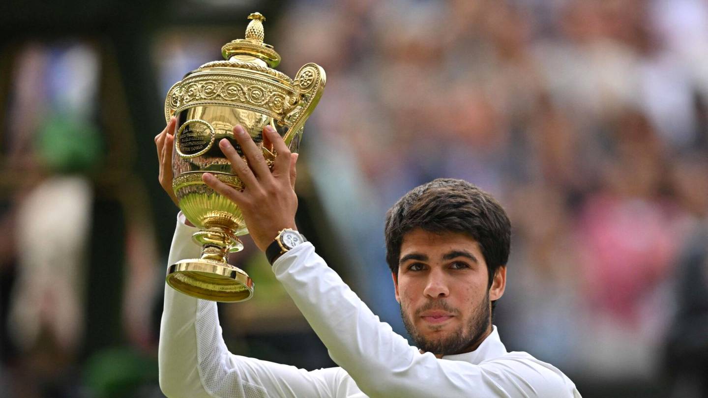 Tennis | Carlos Alcaraz voitti Novak Djokovicin lähes viisi­tuntisessa Wimbledonin finaalissa