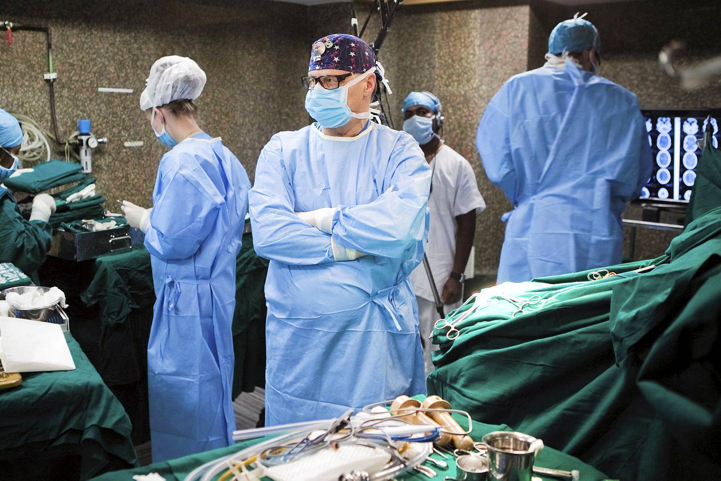 Kirurgia | Aivokirurgian supertähti matkusti Intiaan tekemään leikkauksia 2011 – HS tapasi Hernesniemen Mumbaissa
