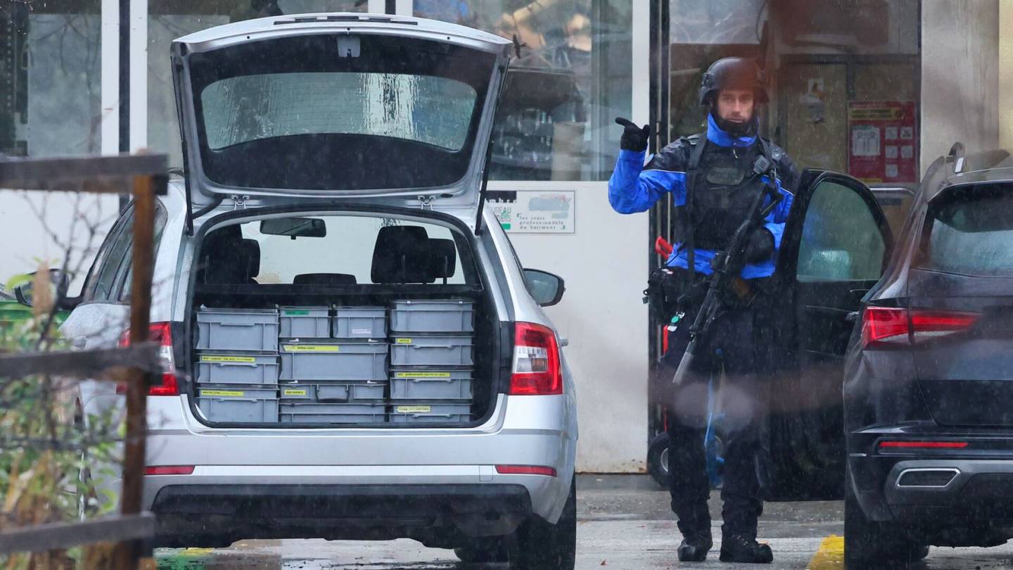 Sveitsi | Kaksi kuoli ampumisessa, epäilty yhä karku­teillä