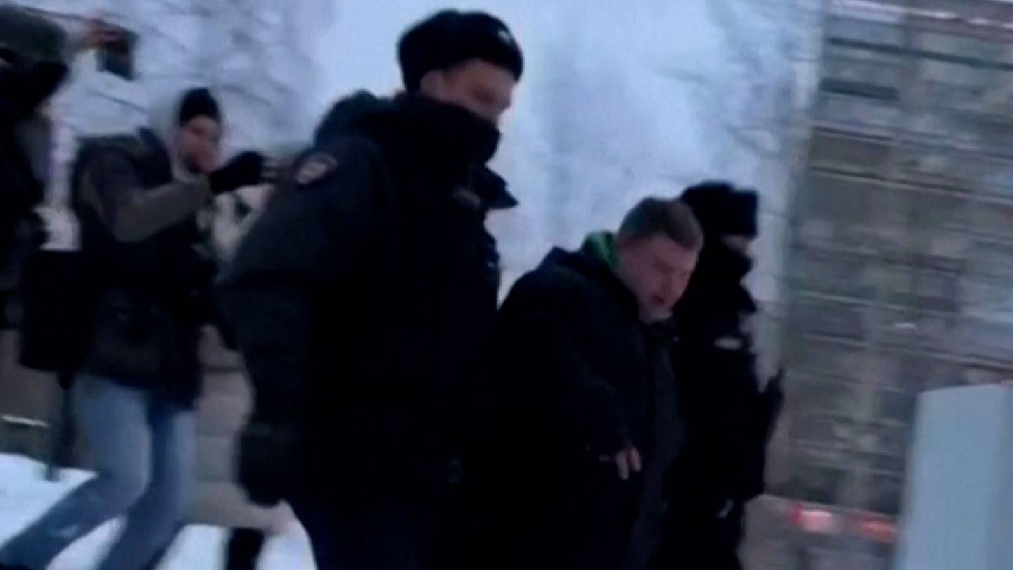 Video | Meduza: Useita mielen­osoittajia otettu kiinni eri puolilla Venäjää sodan vuosi­päivänä