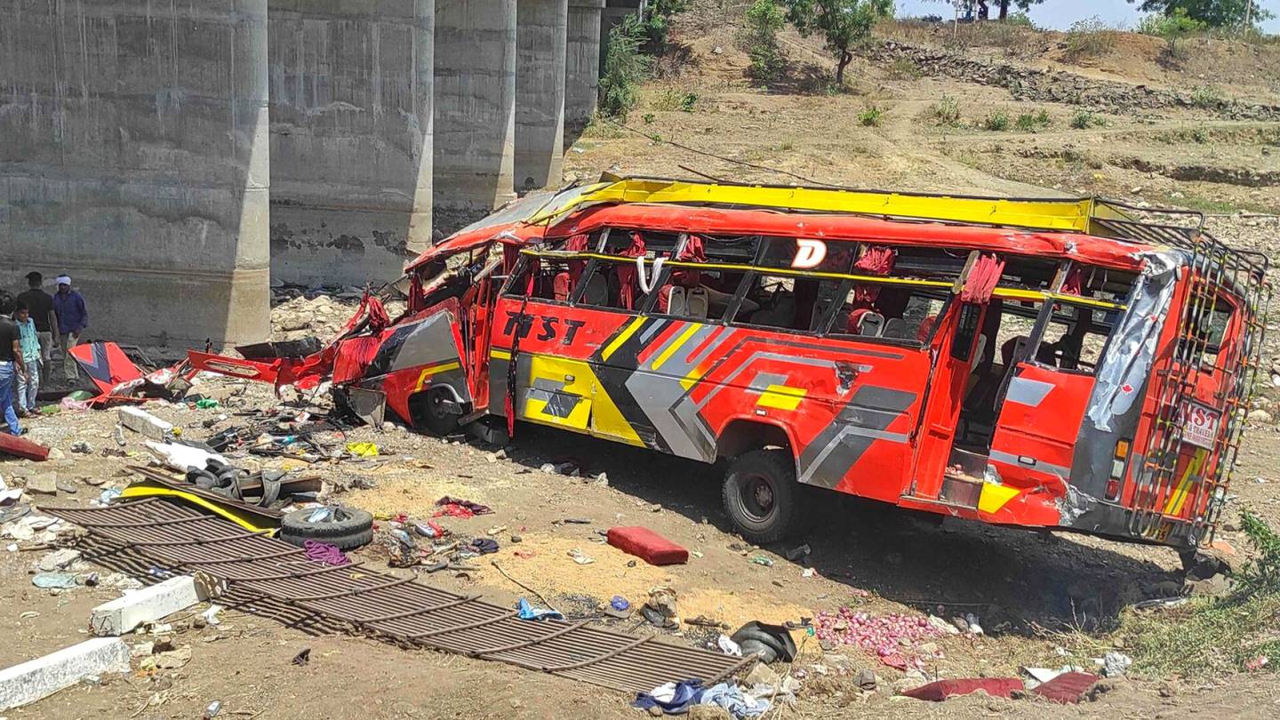 Intia | Yli 20 kuoli bussiturmassa, rattiin ennen turmaa nukahtanut kuski pakeni paikalta