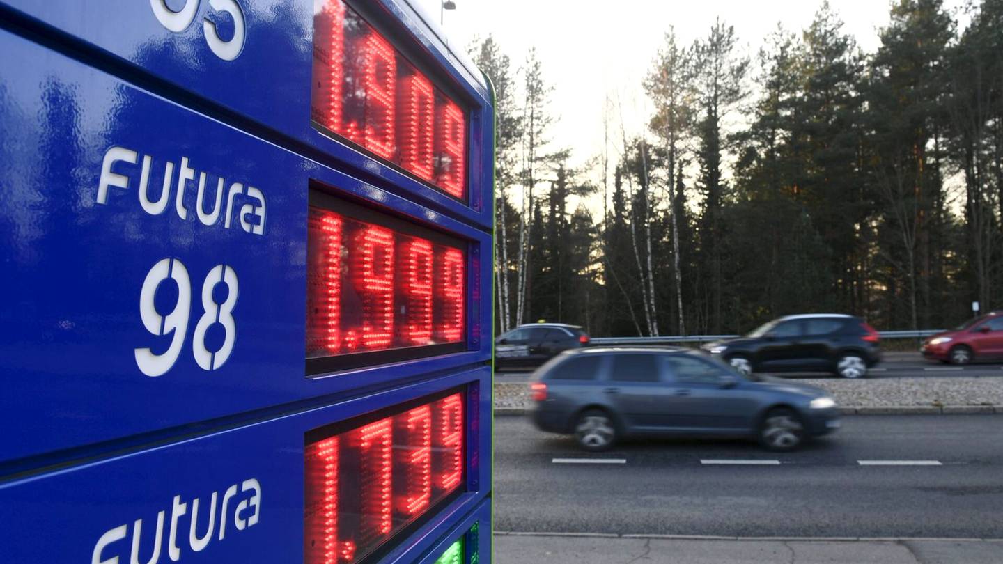 Venäjä | Sodanuhka nosti öljyn hinnan poikkeuksellisen korkeaksi, ja se voi nostaa jo entuudestaan korkeita bensiinin hintoja