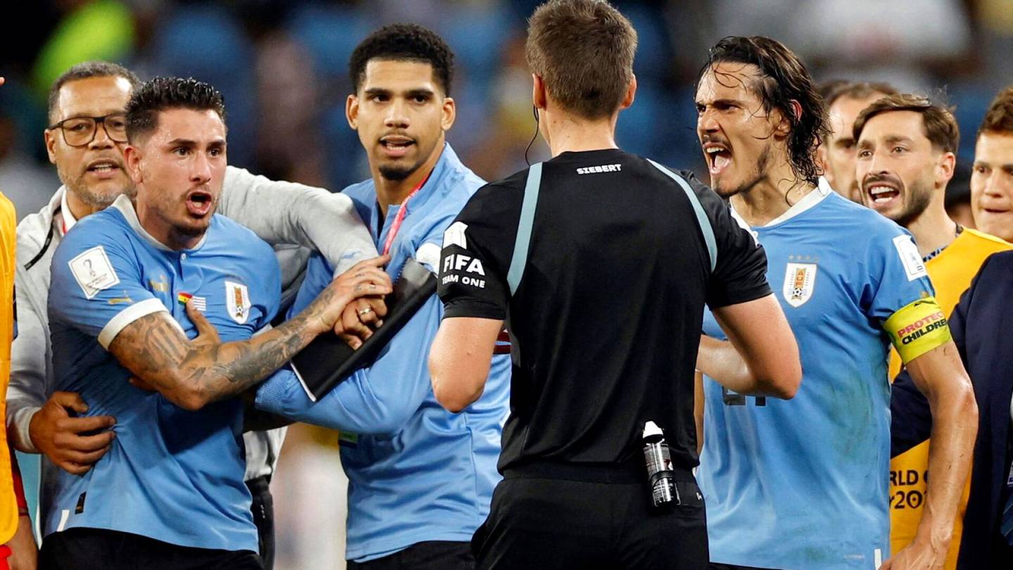 MM-jalkapallo | Uruguayn pelaajan raivoaminen voi tuoda pitkän pelikiellon: ”He ovat kaikki varkaita”