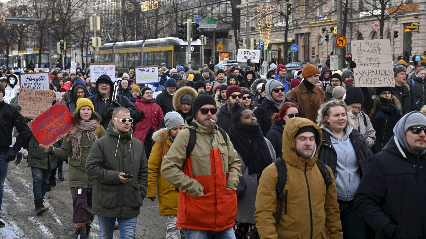 Liikenne | Koronarokotusten vastustajat osoittavat mieltään Helsingin keskustassa, osallistujia noin 4 000