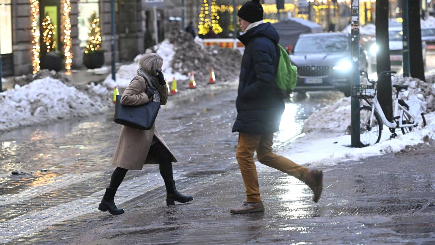Sää | Helsinkiläiset ajavat aamulla loskassa