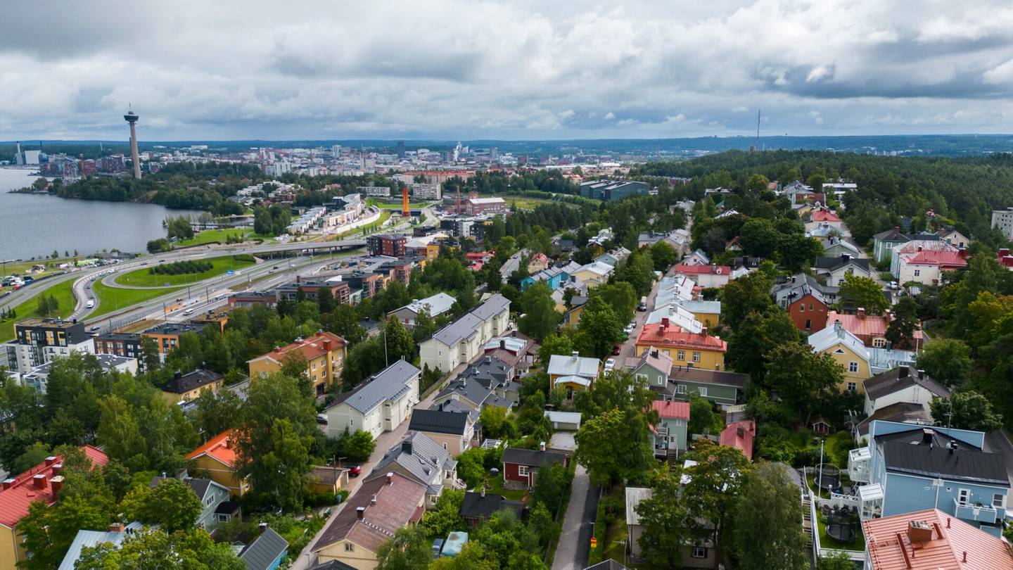 Huutokaupat | Ulosmitattu kaksio järvi­näkymillä ilmestyi myyntiin – Kaupat olivat syntymässä pilkka­hintaan, mutta sitten alkoi tapahtua