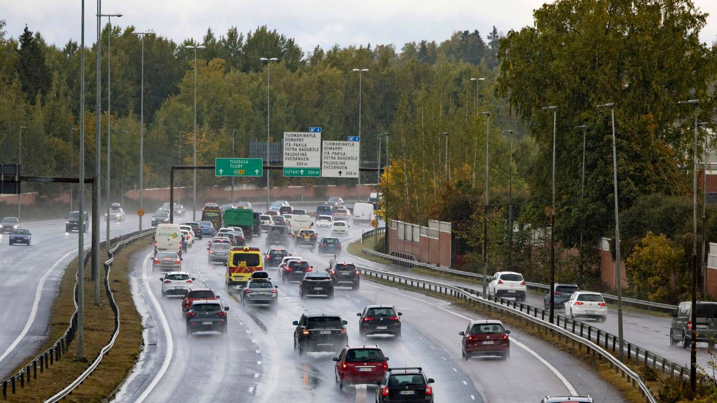 HS Helsinki | Uusissa autoissa aktivoituu Helsingin nykivissä ruuhkissa ominaisuus, mistä kaikki kuljettajat eivät pidä