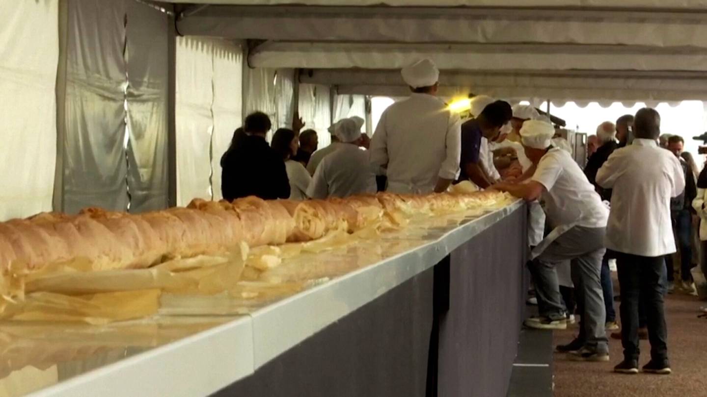 Video | Ranskalais­leipurit tekivät yli 140-metrisen patongin