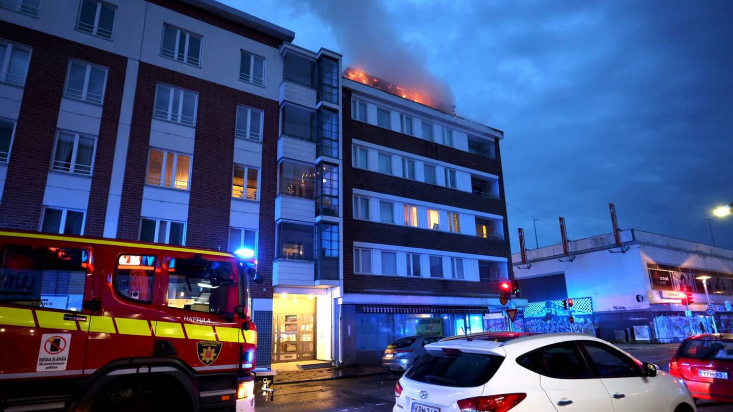 Tulipalot | Kerrostalon katto paloi ilmi­liekeissä Hämeen­linnassa –Silmin­näkijä: palo eteni nopeasti