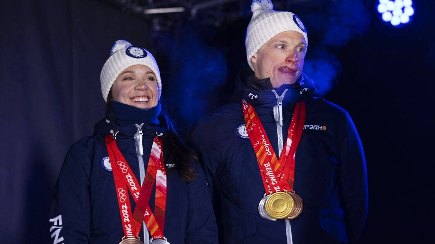 Hiihto | Iivo ja Kerttu Niskanen hiihtävät samassa viestissä, tässä Suomen joukkue poikkeuksellisessa kilpailussa