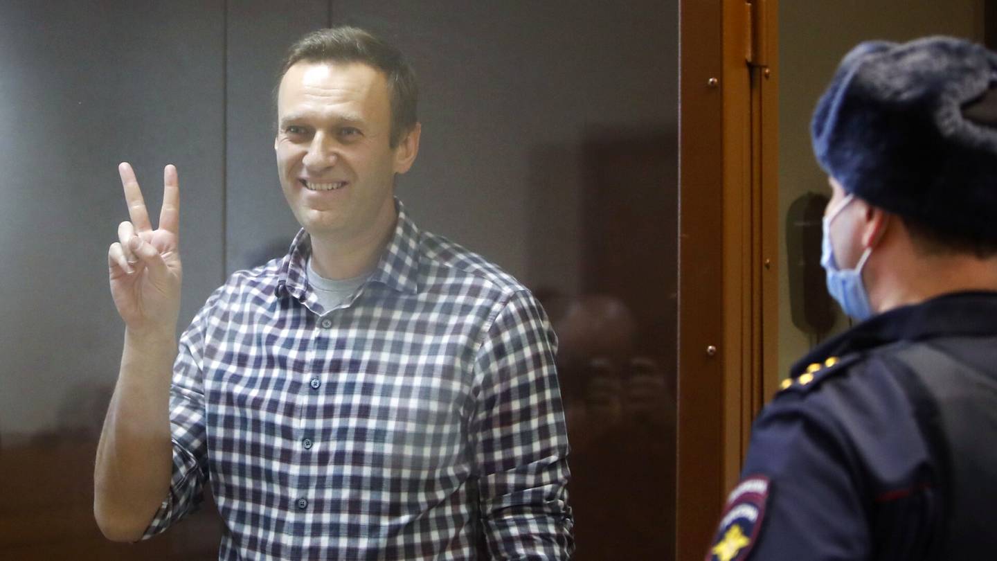 Aleksei Navalnyi | Toimittaja Jussi Niemeläinen seurasi Navalnyia vuosia – Jatkuvasti hengen­vaarassa ollut mies vitsaili läpi oikeus­taistojen